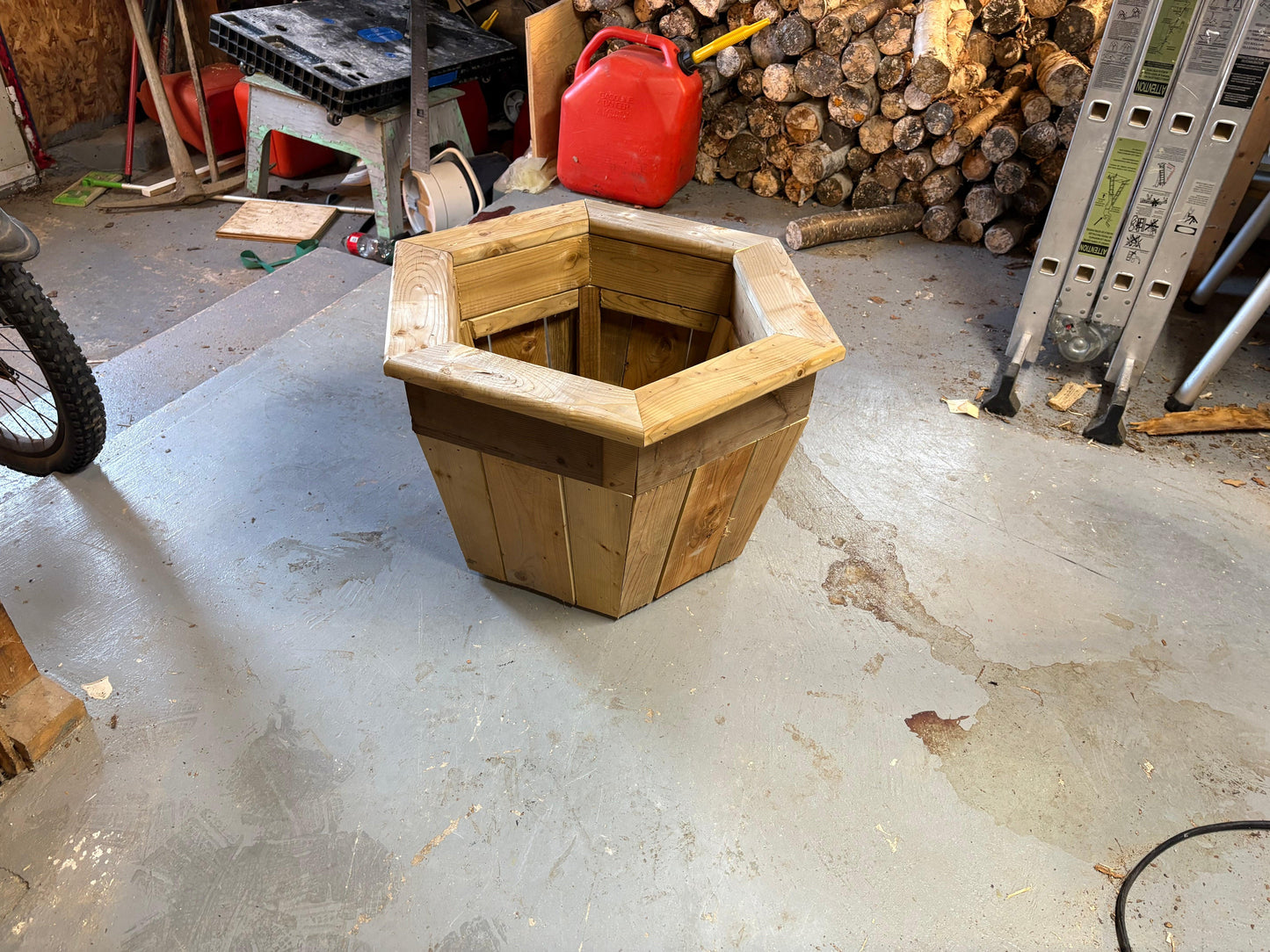 Hexagon Shaped Planter ( A great woodworking project that makes a beautiful planter )