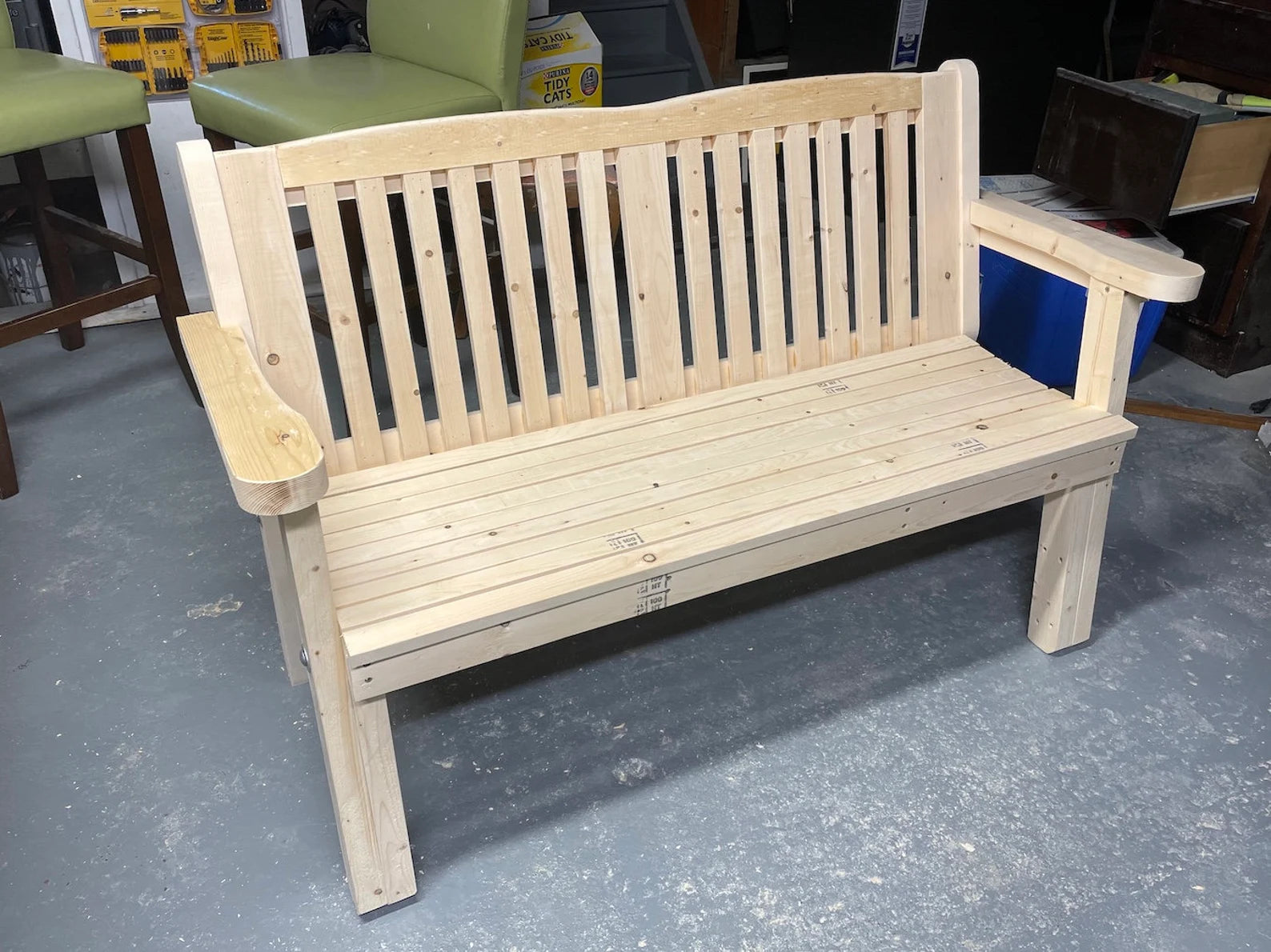Outdoor garden bench woodworking plans – DIY wooden bench with slatted back and armrests